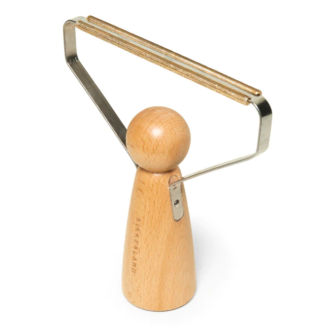 Lint remover for rugs and upholstery Design: WITH Creative Material: stainless steel, aluminum alloy, beechwood Dimensions: 13,3 x 12,8 x 3,8 cm